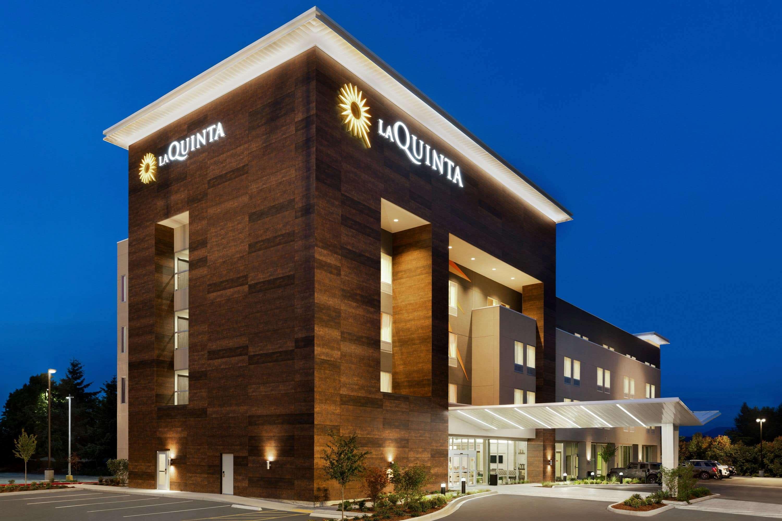 La Quinta Inn & Suites By Wyndham Бърлингтън Екстериор снимка